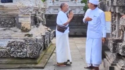 Jero Mangku Pura Tirta Empul berdebat dengan pria India di Pura Tirta Empul, Gianyar, Bali, Sabtu (11/5/2024).