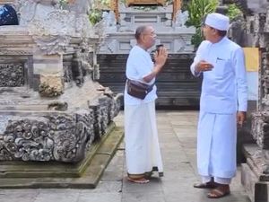 Viral Pria India Berdebat dengan Jero Mangku Tirta Empul