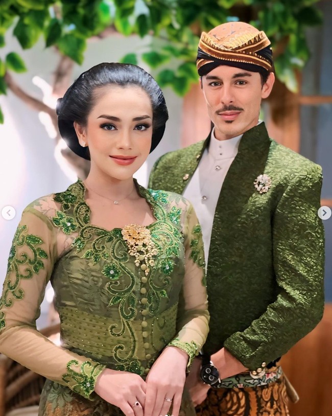 Meski sudah memiliki 4 anak namun Celine memang masih terlihat cantik dan menawan. Tubuhnya pun masih begitu langsing tak kalah dari ABG. Foto: Instagram/@celine_evangelista