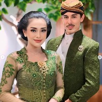 Meski sudah memiliki 4 anak namun Celine memang masih terlihat cantik dan menawan. Tubuhnya pun masih begitu langsing tak kalah dari ABG. Foto: Instagram/@celine_evangelista