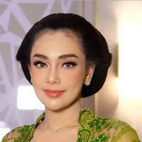 Tampil beda dari biasanya, penampilan Celine tersebut dipercantik dengan pulasan makeup natural glam dan beberapa aksesori simpel seperti anting dan kalung. Foto: Instagram/@celine_evangelista