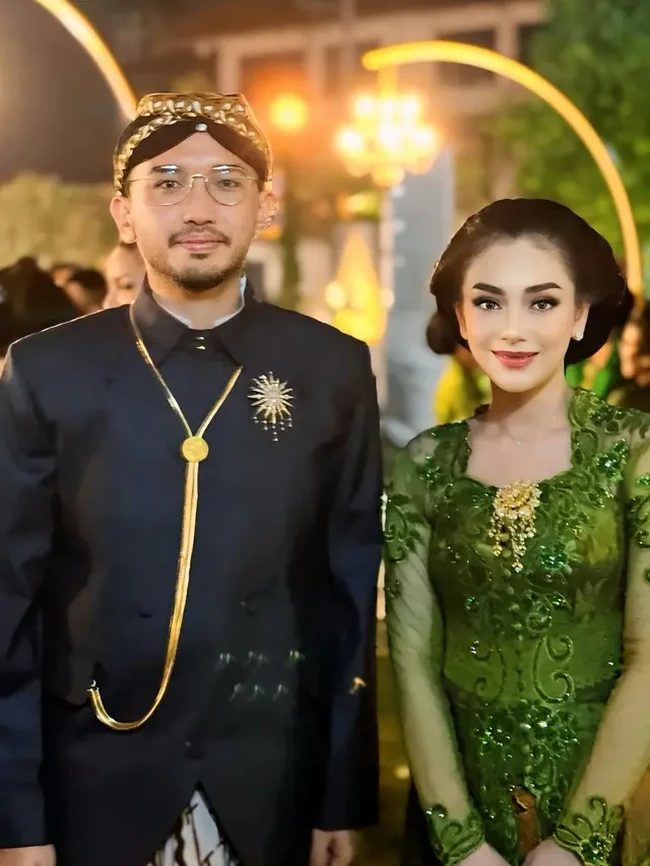 Wanita 32 tahun itu juga berkesempatan bertemu dengan Gusti Bhre, penerus takhta Kadipaten Mangkunegaran X. Dalam unggahannya terlihat Celine beberapa kali berpose bersama Gusti Bhre. Foto: Instagram/@celine_evangelista