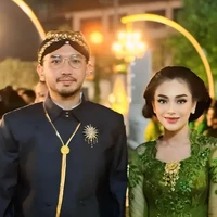 Wanita 32 tahun itu juga berkesempatan bertemu dengan Gusti Bhre, penerus takhta Kadipaten Mangkunegaran X. Dalam unggahannya terlihat Celine beberapa kali berpose bersama Gusti Bhre. Foto: Instagram/@celine_evangelista