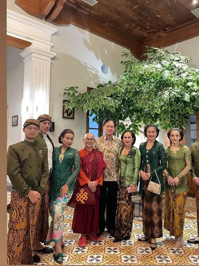 Celine juga terlihat berpose bersama para tamu undangan lain yang hadir. Penampilan ibu 4 orang anak itu pun banjir pujian netizen. Foto: Instagram/@celine_evangelista