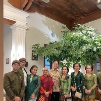 Celine juga terlihat berpose bersama para tamu undangan lain yang hadir. Penampilan ibu 4 orang anak itu pun banjir pujian netizen. Foto: Instagram/@celine_evangelista