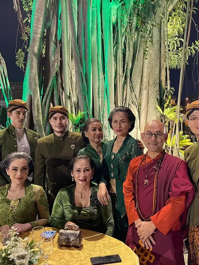 Celine tampil kompak mengenakan busana senada dengan para tamu undangan yang hadir. Foto: Instagram/@celine_evangelista