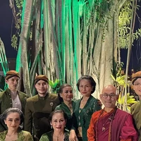 Celine tampil kompak mengenakan busana senada dengan para tamu undangan yang hadir. Foto: Instagram/@celine_evangelista