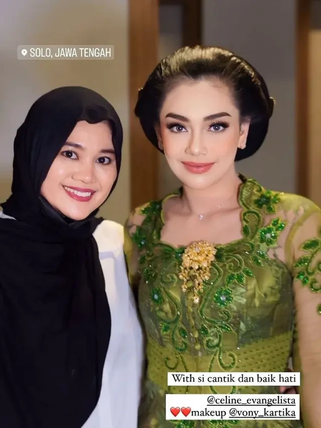 Di acara yang digelar pada Jumat (10/5/24) di Keraton Mangkunegaran Surakarta, para undangan memang hadir mengenakan pakaian khas Jawa. Celine sendiri memilih mengenakan kebaya berwarna hijau. Foto: Instagram/@celine_evangelista