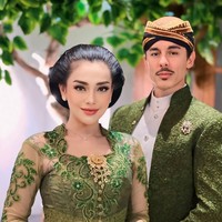 Melalui akun Instagram pribadinya aktris cantik Celine Evangelista membagikan potret dirinya menghadiri acara ulang tahun Putri Keraton Solo, Puteri Astrini. Tampil mengenakan kebaya lengkap dengan sanggul, Celina terlihat cantik dan ayu. Foto: Instagram/@celine_evangelista