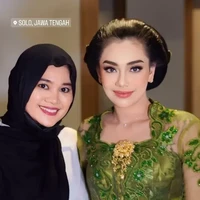 Di acara yang digelar pada Jumat (10/5/24) di Keraton Mangkunegaran Surakarta, para undangan memang hadir mengenakan pakaian khas Jawa. Celine sendiri memilih mengenakan kebaya berwarna hijau. Foto: Instagram/@celine_evangelista