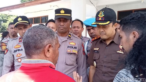 Jaksa terlibat perdebatan dengan massa aksi pendukung eks Wabup Flores Timur Agus Boli, Senin (13/5/2024).