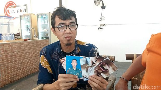 Dedi, abang Lettu Eko saat menunjukkan kondisi jasad Eko usai tewas.