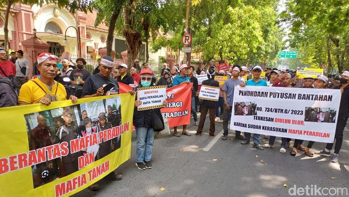 Puluhan orang menggelar demo terhadap Budi Said di PN Surabaya