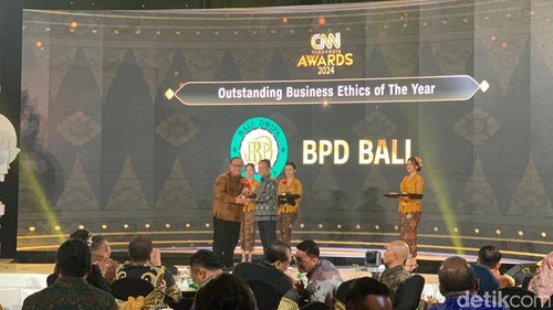 Dirut BPD Bali I Nyoman Sudharma menerima tiga penghargaan CNN Indonesia Award 2024 di Kecamatan Kuta, Kabupaten Badung, Bali, Senin (13/5/2024). (Rizki Setyo Samudero/detikBali)