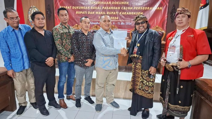 Duet I Wayan Kari Subali dan I Ketut Putra Ismaya Jaya (Karisma) menyetor persyaratan dukungan Pilbup Karangasem ke KPU Kabupaten Karangasem, Minggu (12/5/2024) malam. (Foto: Dok. KPU Karangasem)
