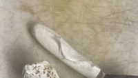 Terlalu sering dipakai tapi tidak pernah diganti, pegangan spatula ini sampai rusak dan tidak berbentuk lagi. Foto: Pool/Site