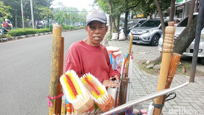 Ekom, penjual perabot di Bandung.