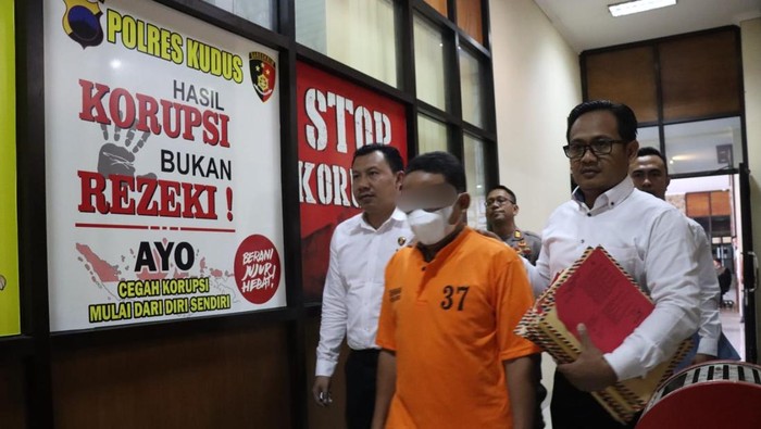 Eks Sekretaris Desa Cendono, Kecamatan Dawe, Kabupaten Kudus, berbaju tahanan, Senin (13/5/2024).