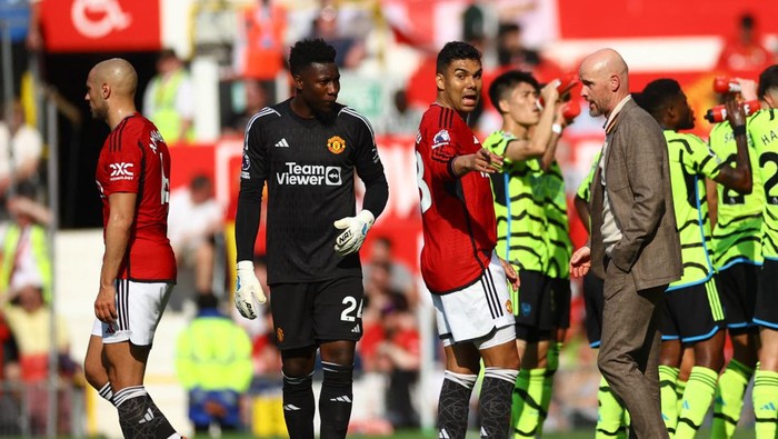 Soccer Football - Premier League - Manchester United v Arsenal - Old Trafford, Manchester, Britain - May 12, 2024 Manchester United manager Erik ten Hag speaks with Casemiro during a break in play as Andre Onana looks on REUTERS/Carl Recine EDITORIAL USE ONLY. NO USE WITH UNAUTHORIZED AUDIO, VIDEO, DATA, FIXTURE LISTS, CLUB/LEAGUE LOGOS OR LIVE SERVICES. ONLINE IN-MATCH USE LIMITED TO 120 IMAGES, NO VIDEO EMULATION. NO USE IN BETTING, GAMES OR SINGLE CLUB/LEAGUE/PLAYER PUBLICATIONS. PLEASE CONTACT YOUR ACCOUNT REPRESENTATIVE FOR FURTHER DETAILS..