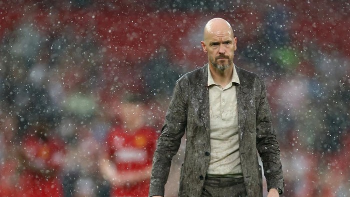Soccer Football - Premier League - Manchester United v Arsenal - Old Trafford, Manchester, Britain - May 12, 2024 Manchester United manager Erik ten Hag looks on after the match as rain falls REUTERS/Carl Recine EDITORIAL USE ONLY. NO USE WITH UNAUTHORIZED AUDIO, VIDEO, DATA, FIXTURE LISTS, CLUB/LEAGUE LOGOS OR LIVE SERVICES. ONLINE IN-MATCH USE LIMITED TO 120 IMAGES, NO VIDEO EMULATION. NO USE IN BETTING, GAMES OR SINGLE CLUB/LEAGUE/PLAYER PUBLICATIONS. PLEASE CONTACT YOUR ACCOUNT REPRESENTATIVE FOR FURTHER DETAILS..