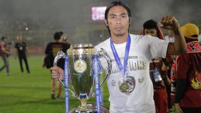 Erwin Gutawa sukses membawa PSM meraih trofi juara Liga 1 2022/2023.