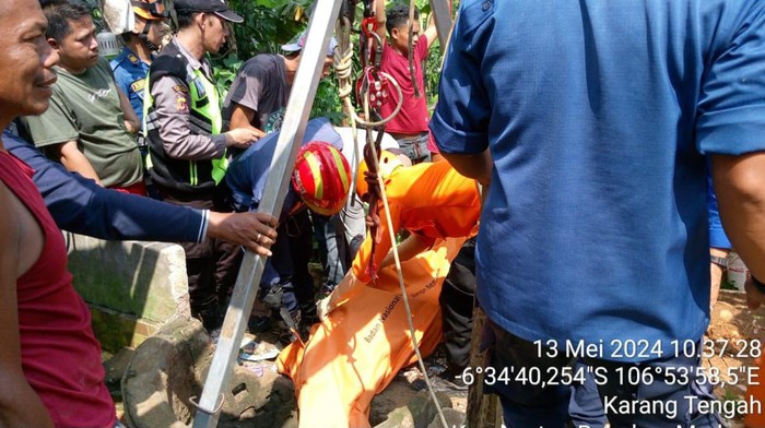 Evakuasi jasad pemuda terindikasi ODGJ yang lompat ke sumur sedalam 10 meter di Babakanmadang, Bogor, Senin (13/5/2024).