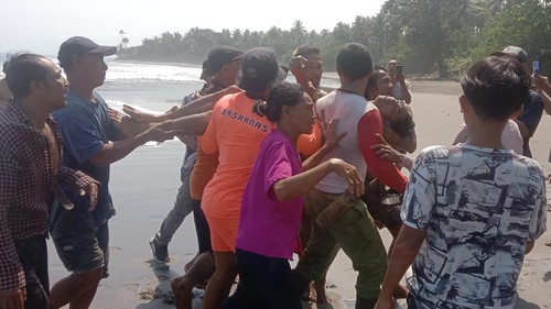 Evakuasi jenazah korban terseret arus di Pantai Galuh, Banjar Dauh Pangkung, Desa Pekutatan, Kabupaten Jembrana, Bali, Senin (13/5/2024). (Dok. Polsek Pekutatan)