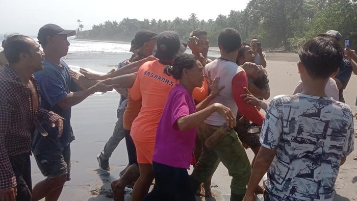 Evakuasi jenazah korban terseret arus di Pantai Galuh, Banjar Dauh Pangkung, Desa Pekutatan, Kabupaten Jembrana, Bali, Senin (13/5/2024). (Dok. Polsek Pekutatan)
