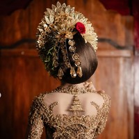 Salah satu detail yang menjadi sorotan adalah bordiran di bagian punggung. Bordiran tersebut menggambarkan identitas Mahalini sebagai gadis Bali, berbentuk sebuah pura. Foto: Instagram/@axioo @thebridestory @hiantjen