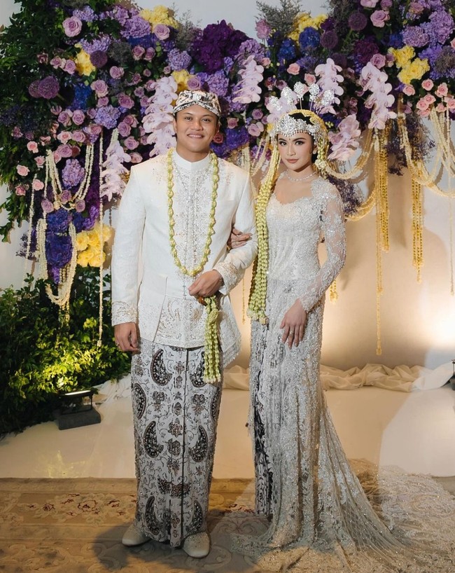 Siger Sunda rancangan desainer aksesori Rinaldy A Yunardi, ronce melati dan perhiasan berlian melengkapi penampilan Mahaluni yang tampil cantik sekaligus anggun. Foto: Instagram/@axioo @thebridestory @hiantjen