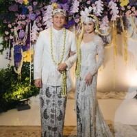 Siger Sunda rancangan desainer aksesori Rinaldy A Yunardi, ronce melati dan perhiasan berlian melengkapi penampilan Mahaluni yang tampil cantik sekaligus anggun. Foto: Instagram/@axioo @thebridestory @hiantjen