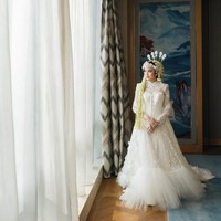 Sebelum mengenakan kebaya akad nikah, Mahalini mengenakan bridal robe mewah bergaya Victorian dari koleksi Lisa Ju. Jubah pengantin ini tampil mewah dengan detail-detail bunga atraktif serta aplikasi bunga tiga dimensi di bagian bawah hem. Foto: Instagram/@axioo @thebridestory @hiantjen