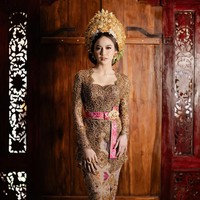 Mahalini menjalani prosesi Mepamit jelang dipersunting Rizky Febian. Untuk prosesi Mepamit, pelantun lagu ‘Sial’ ini mengenakan kebaya rancangan desainer Asky Febrianti. Kebayanya sarat akan detail, berupa mote, kristal dan rantai bundar yang dijalin dengan apik di atas bahan tulle.  Foto: Instagram/@axioo @thebridestory @hiantjen