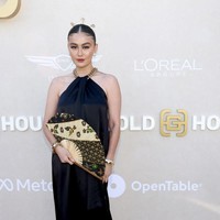 Berada di tengah sorotan untuk merayakan komunitas Asia, Agnez Mo pun memanfaatkan momen tersebut untuk merayakan identitasnya sebagai perempuan berdarah Indonesia. Ia menebar pesonanya dengan sentuhan batik. (Foto: Tommaso Boddi/GETTY IMAGES NORTH AMERICA/Getty Images via AFP)