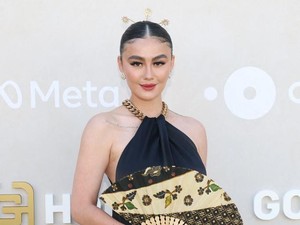 Agnez Mo Cantik Berbatik di Gold Gala, Dihadiri Michelle Yeoh Hingga Lucy Liu