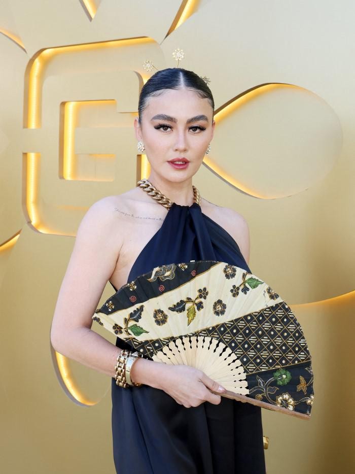 Gaya Agnez Mo di Gold Gala 2024 LOS ANGELES, CALIFORNIA - MAY 11: Agnez Mo attends Gold Gala 2024 at The Music Center on May 11, 2024 in Los Angeles, California. Rodin Eckenroth/Getty Images for Gold House/AFP (Photo by Rodin Eckenroth / GETTY IMAGES NORTH AMERICA / Getty Images via AFP)