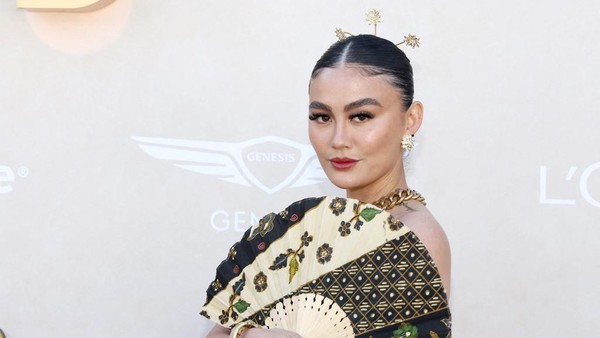 7 Potret Agnez Mo Pamer Kipas Batik di Red Carpet Bertabur Artis Hollywood