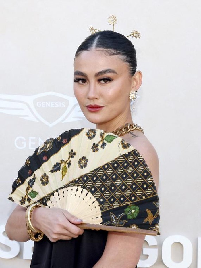 Gaya Agnez Mo di Gold Gala 2024 LOS ANGELES, CALIFORNIA - MAY 11: Agnez Mo attends Gold Gala 2024 at The Music Center on May 11, 2024 in Los Angeles, California. Tommaso Boddi/Getty Images for Gold House/AFP (Photo by Tommaso Boddi / GETTY IMAGES NORTH AMERICA / Getty Images via AFP)