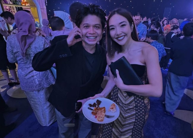 Gisella Anastasia ikut meramaikan pernikahan Mahalini dan Rizky Febian. Ia mengenakan gaun strapless dengan rok batik yang anggun. Foto: Instagram @gisel_la