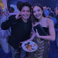 Gisella Anastasia ikut meramaikan pernikahan Mahalini dan Rizky Febian. Ia mengenakan gaun strapless dengan rok batik yang anggun. Foto: Instagram @gisel_la