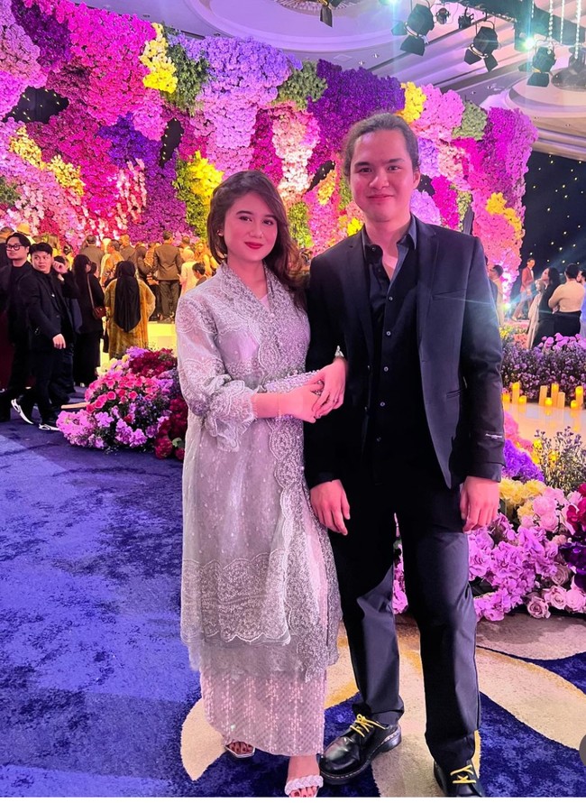 Pasangan Tissa Biani serta Dul Jaelani juga menghadiri pernikahan Mahalini dan Rizky Febian. Tissa tampil simple dalam balutan kebaya modern bernuansa silver. Foto: Instagram @tissabiani