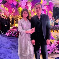 Pasangan Tissa Biani serta Dul Jaelani juga menghadiri pernikahan Mahalini dan Rizky Febian. Tissa tampil simple dalam balutan kebaya modern bernuansa silver. Foto: Instagram @tissabiani