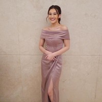 Ada pula Aliyah Massaid yang hadir dengan gaun kerah sabrina bernuansa rose gold. Ia juga menjadi bridesmaid dari Mahalini. Foto: Instagram @aaliyah.massaid