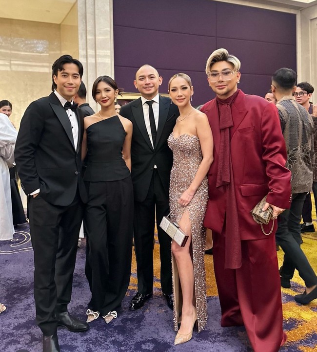 Kemudian ada pasangan Vidi Aldiano dan Sheila Dara Aisha yang hadir dalam balutan busana serba hitam. Serta Bunga Citra Lestari yang datang bersama suaminya, Tiko Aryawardhana. Presenter Caren Delano pun ikut hadir dengan setelan jas yang rapi. Foto: Instagram @carendelano