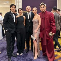 Kemudian ada pasangan Vidi Aldiano dan Sheila Dara Aisha yang hadir dalam balutan busana serba hitam. Serta Bunga Citra Lestari yang datang bersama suaminya, Tiko Aryawardhana. Presenter Caren Delano pun ikut hadir dengan setelan jas yang rapi. Foto: Instagram @carendelano