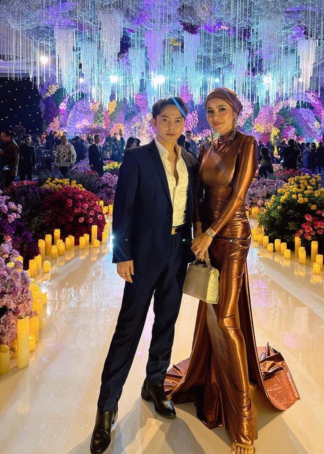 Kemudian gaya Olla Ramlan yang curi atensi mengenakaan gaun ketat mempertegas lekuk tubuh. Gaya hijabnya yang memperlihatkan leher juga menarik perhatian publik. Foto: Instagram @arie_khayz