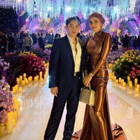 Kemudian gaya Olla Ramlan yang curi atensi mengenakaan gaun ketat mempertegas lekuk tubuh. Gaya hijabnya yang memperlihatkan leher juga menarik perhatian publik. Foto: Instagram @arie_khayz