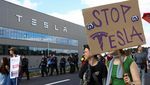 Pabrik Andalan Elon Musk Diserbu Massa