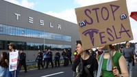 Tesla membantah bahwa perluasan pabriknya akan menimbulkan ancaman lingkungan. Dua tahun lalu, pendiri dan CEO Tesla, Elon Musk, dengan nada mengejek dan menertawakan, bahkan telah menepis kekhawatiran tentang penggunaan air oleh perusahaannya dan dampak terhadap permukaan air setempat, dengan mengatakan bahwa air ada di mana-mana.
