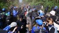 Polisi Brandenburg, yang dibantu oleh unit polisi negara bagian dari seluruh Jerman, mengatakan bahwa 1.500 petugas telah bersiaga sejak Sabtu (11/05) demi menangani lebih dari 1.000 pengunjuk rasa di luar kawasan pabrik.